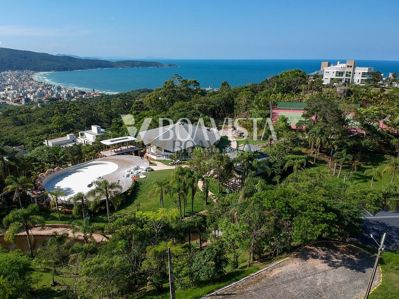 Terreno com 880 m² com vistaa para as praias de Bombas e Bom